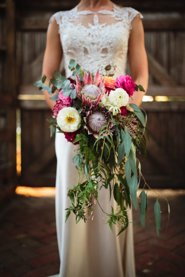 Cascading Bouquets | Vintage Flowers | Deco Weddings